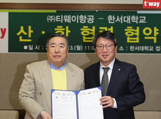 지난 13일 한서대학교 서산캠퍼스에서 함기선 총장과 정홍근 티웨이항공 대표이사(오른쪽)가 산학협력 협약을 체결하고 기념 사진을 찍고 있다.<티웨이항공 제공>